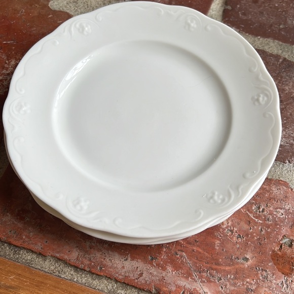 Three Quaint White Plates - Picture 4 of 8